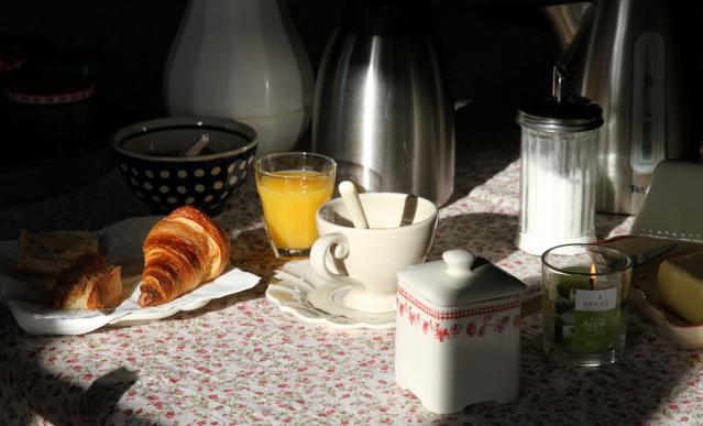 Le petit déjeuner compris avec nos chambres